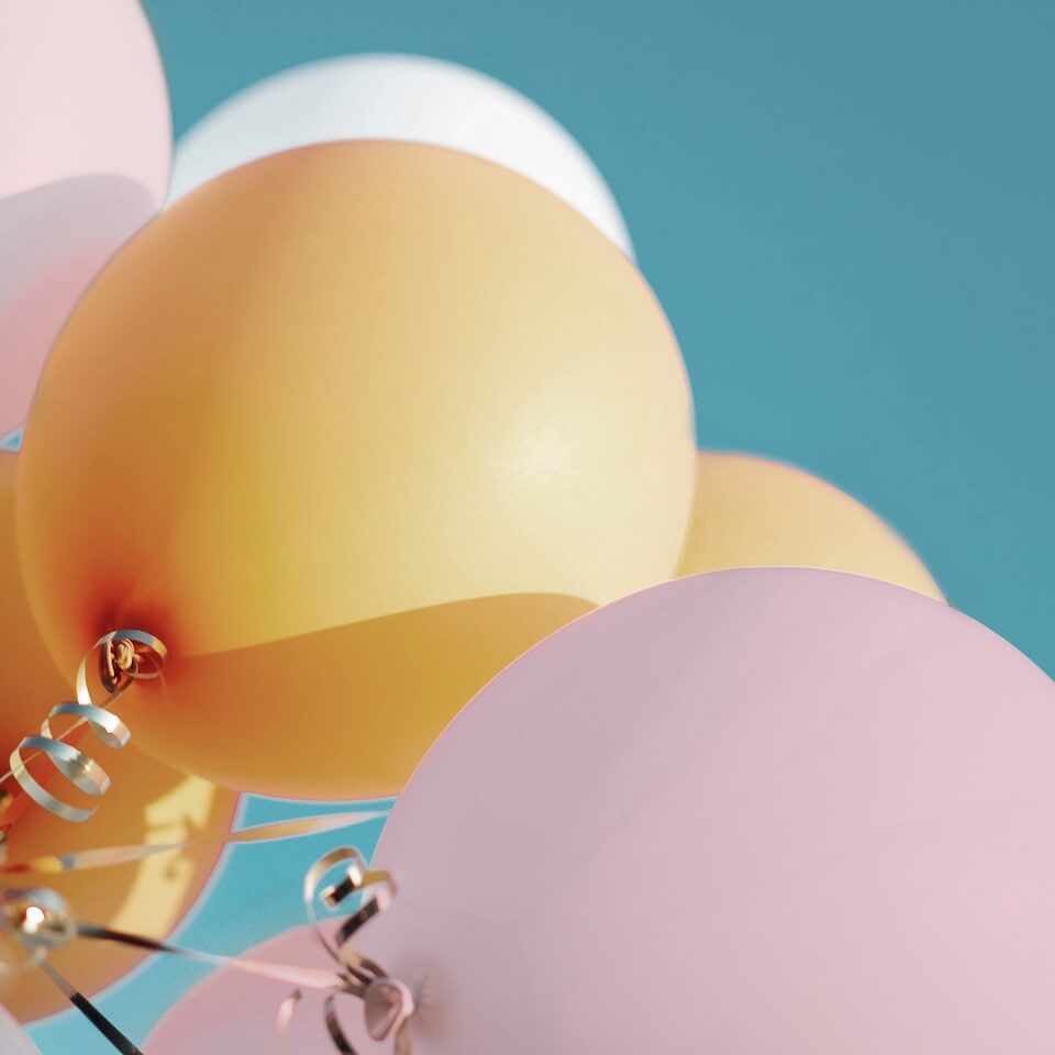 Foto von bunten Luftballons vor blauem Himmel